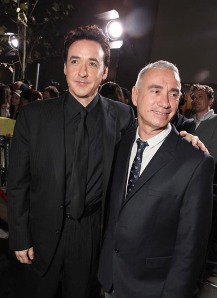 John Cusack y Roland Emmerich